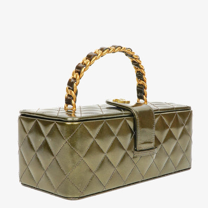 Chanel CC Vanity Case aus olivgrünem schillerndem gestepptem Lackleder