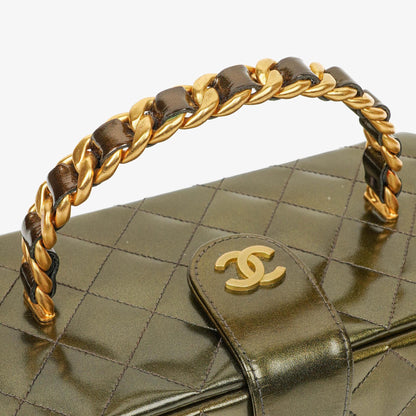 Chanel CC Vanity Case aus olivgrünem schillerndem gestepptem Lackleder