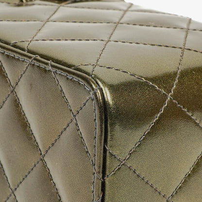 Chanel CC Vanity Case aus olivgrünem schillerndem gestepptem Lackleder
