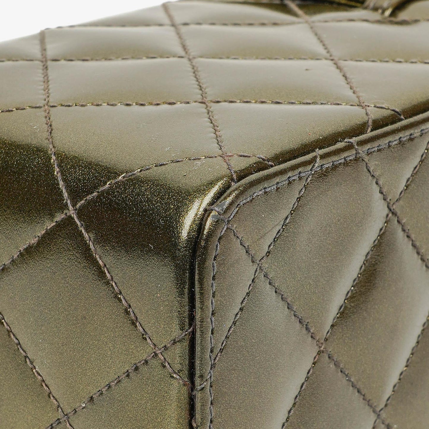 Chanel CC Vanity Case aus olivgrünem schillerndem gestepptem Lackleder