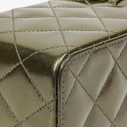 Chanel CC Vanity Case aus olivgrünem schillerndem gestepptem Lackleder