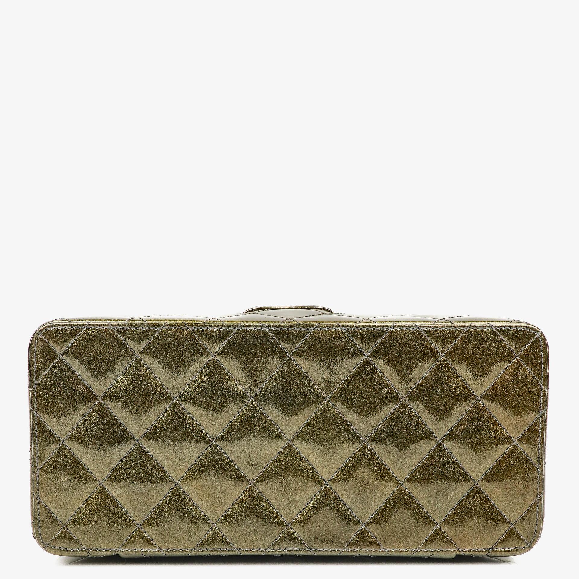 Chanel CC Vanity Case aus olivgrünem schillerndem gestepptem Lackleder