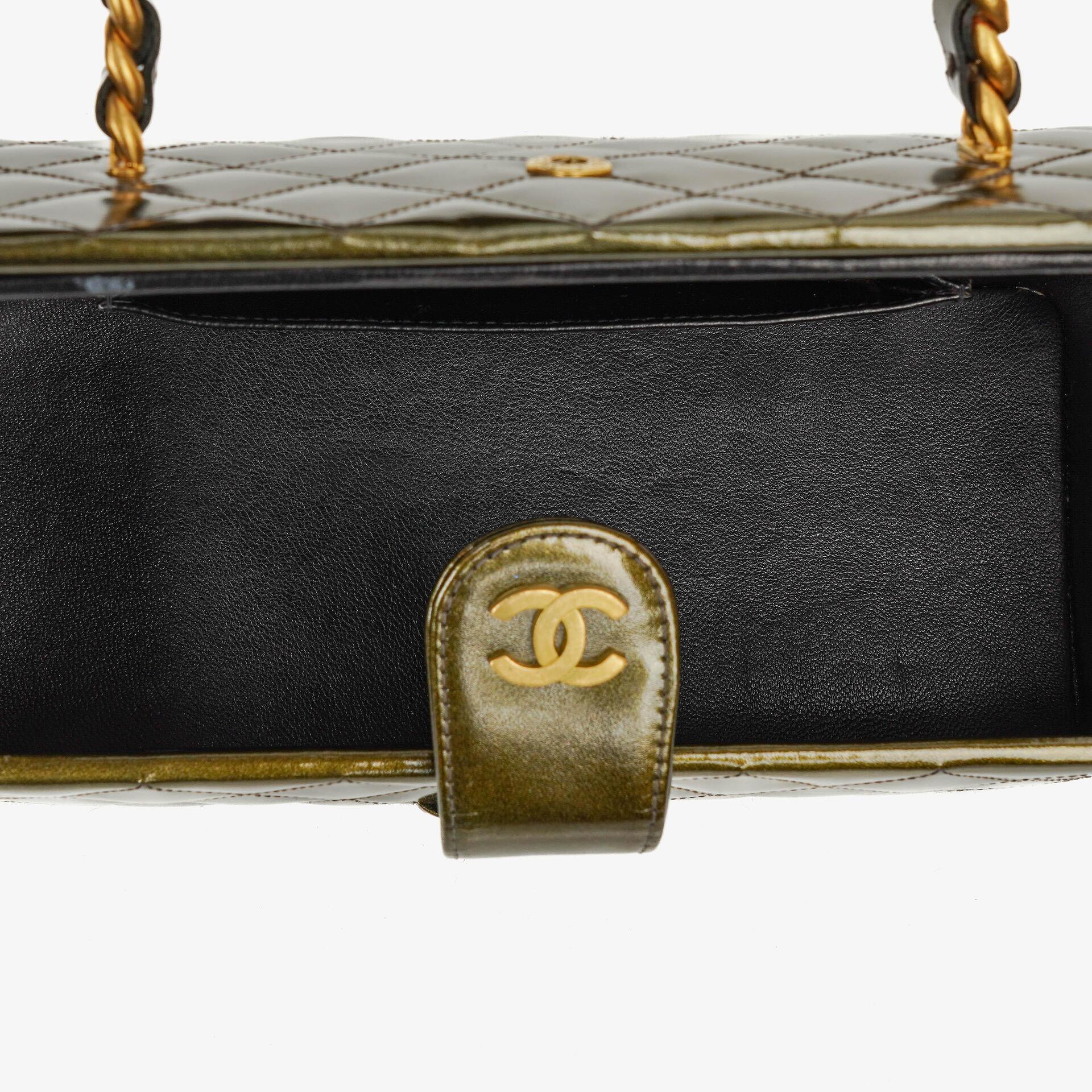 Chanel CC Vanity Case aus olivgrünem schillerndem gestepptem Lackleder
