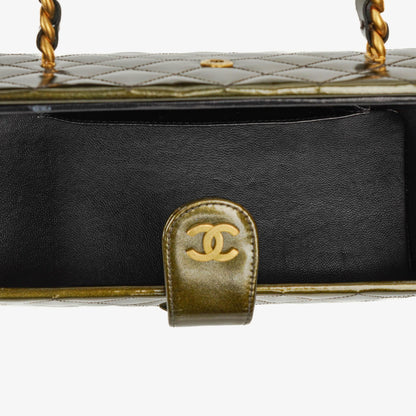 Chanel CC Vanity Case aus olivgrünem schillerndem gestepptem Lackleder