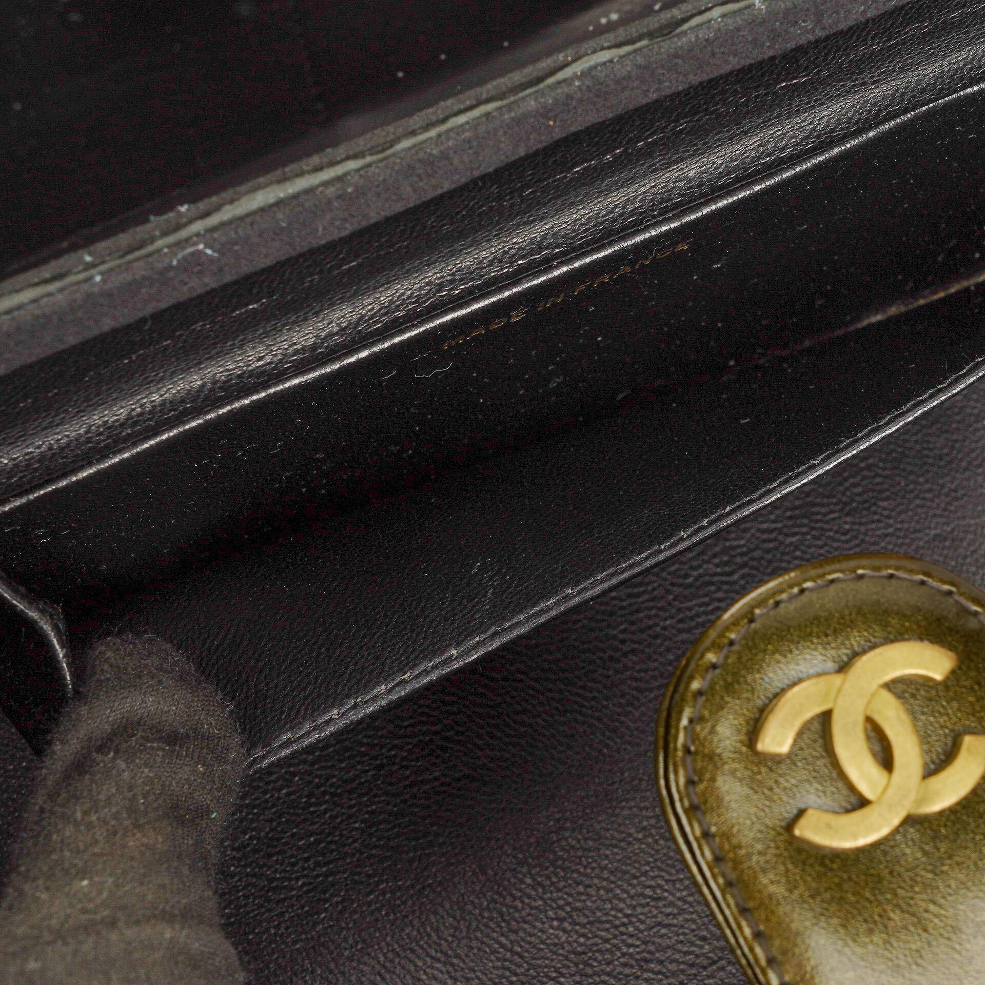 Chanel CC Vanity Case aus olivgrünem schillerndem gestepptem Lackleder