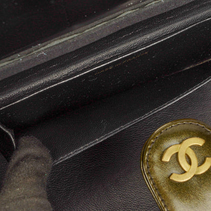 Chanel CC Vanity Case aus olivgrünem schillerndem gestepptem Lackleder