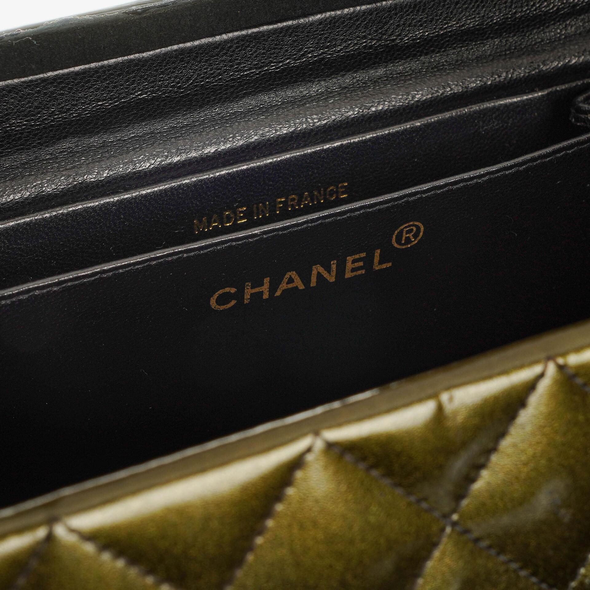 Chanel CC Vanity Case aus olivgrünem schillerndem gestepptem Lackleder