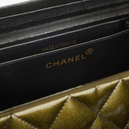 Chanel CC Vanity Case aus olivgrünem schillerndem gestepptem Lackleder