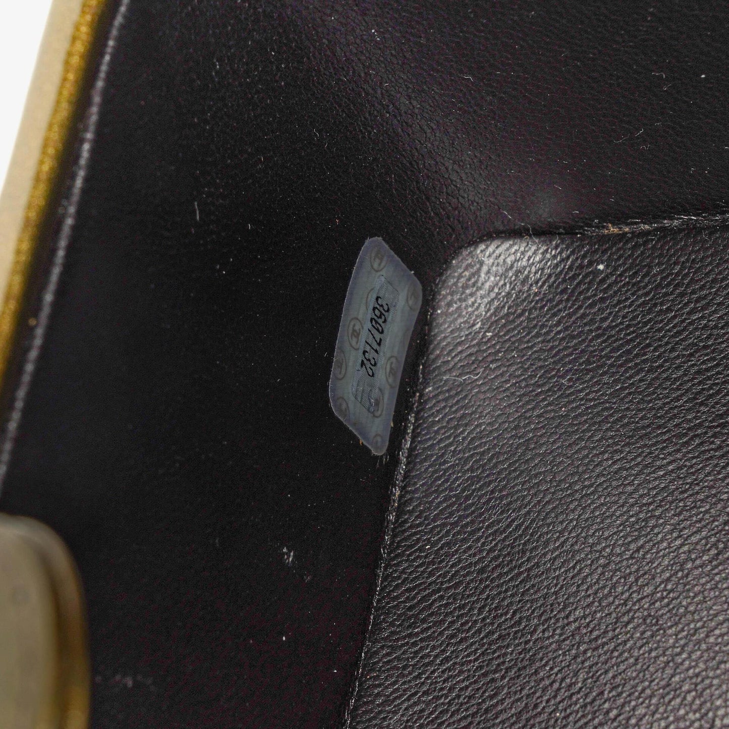 Chanel CC Vanity Case aus olivgrünem schillerndem gestepptem Lackleder