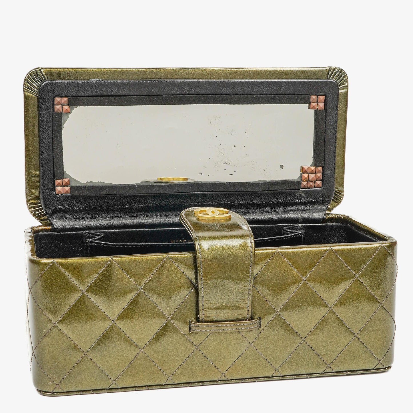 Chanel CC Vanity Case aus olivgrünem schillerndem gestepptem Lackleder