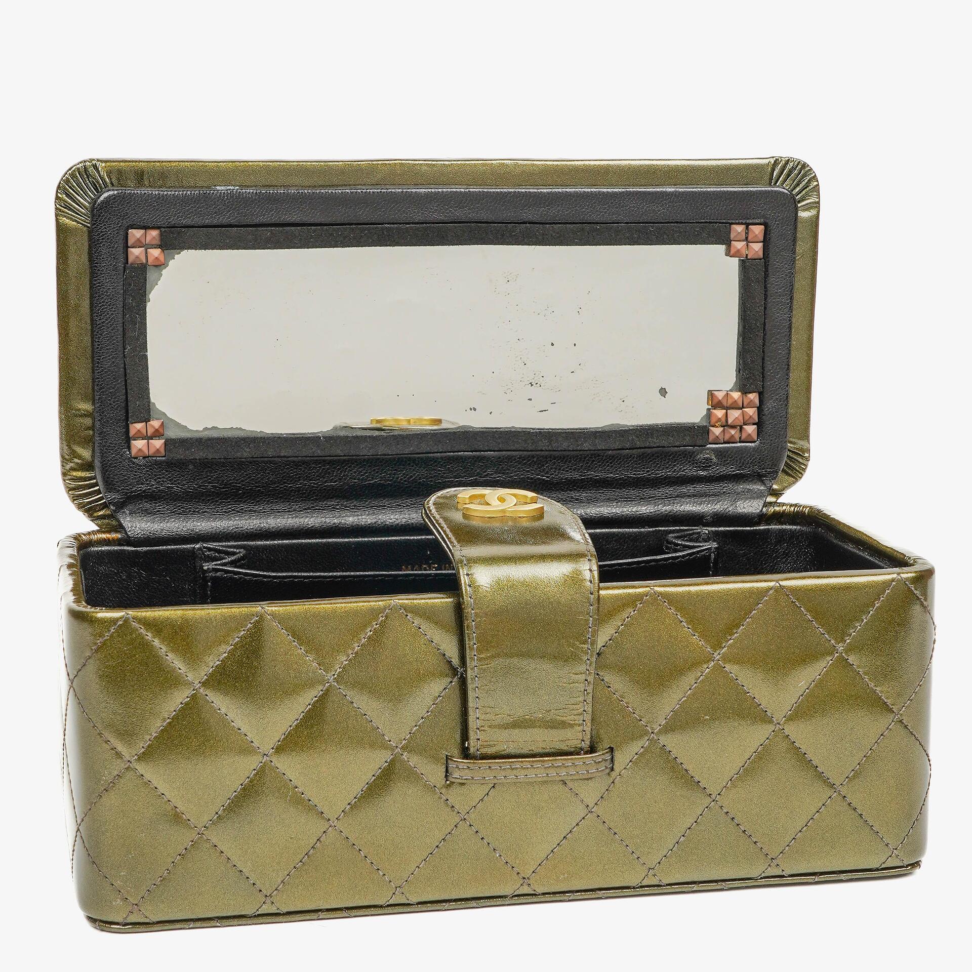 Chanel CC Vanity Case aus olivgrünem schillerndem gestepptem Lackleder