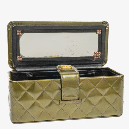 Chanel CC Vanity Case aus olivgrünem schillerndem gestepptem Lackleder