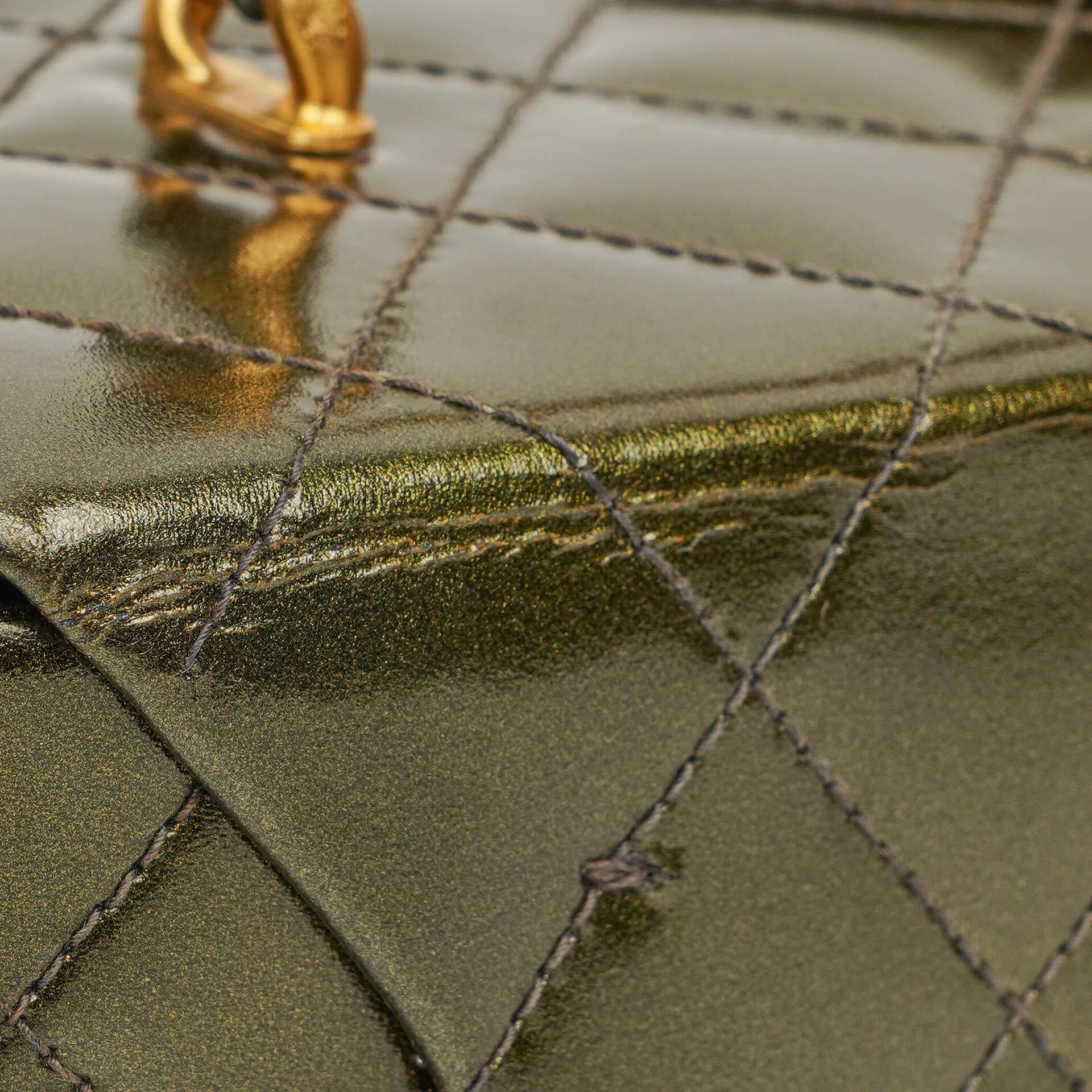 Chanel CC Vanity Case aus olivgrünem schillerndem gestepptem Lackleder