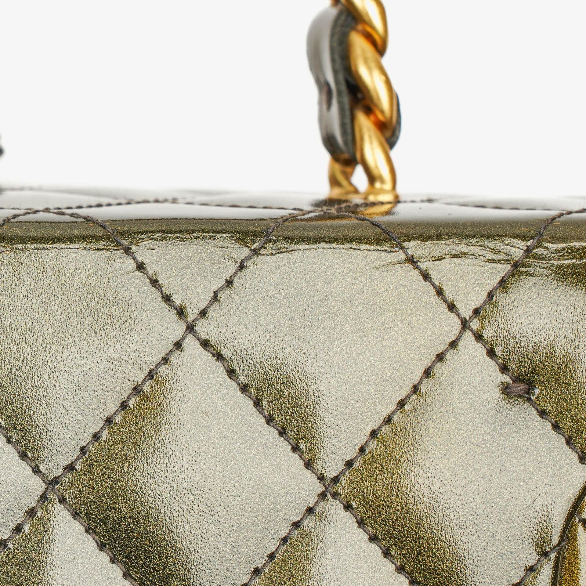 Chanel CC Vanity Case aus olivgrünem schillerndem gestepptem Lackleder