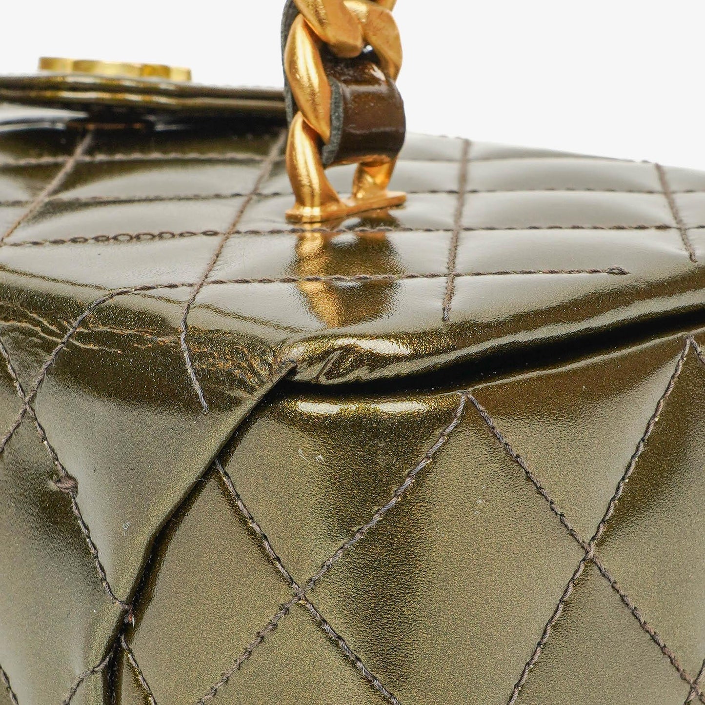 Chanel CC Vanity Case aus olivgrünem schillerndem gestepptem Lackleder