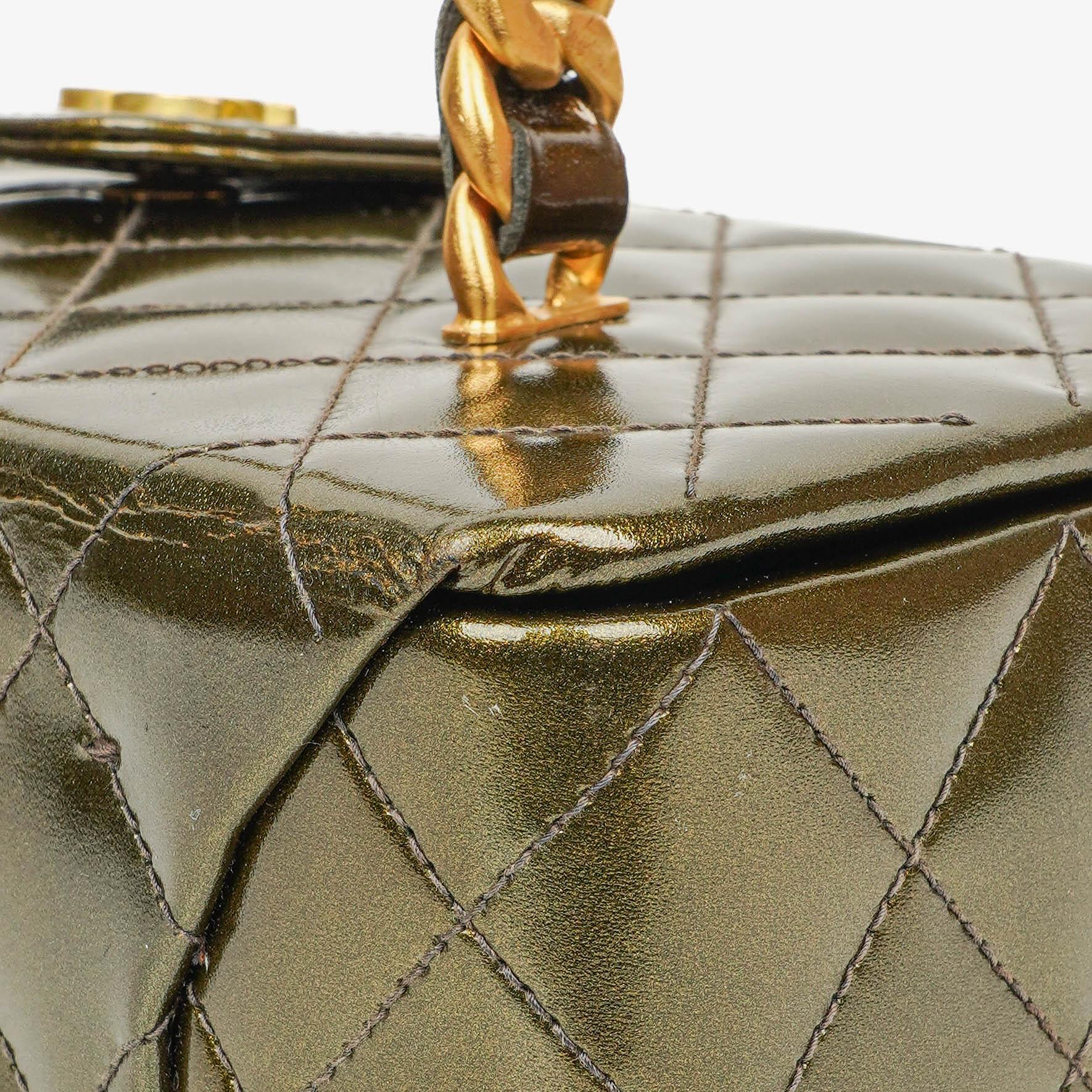Chanel CC Vanity Case aus olivgrünem schillerndem gestepptem Lackleder
