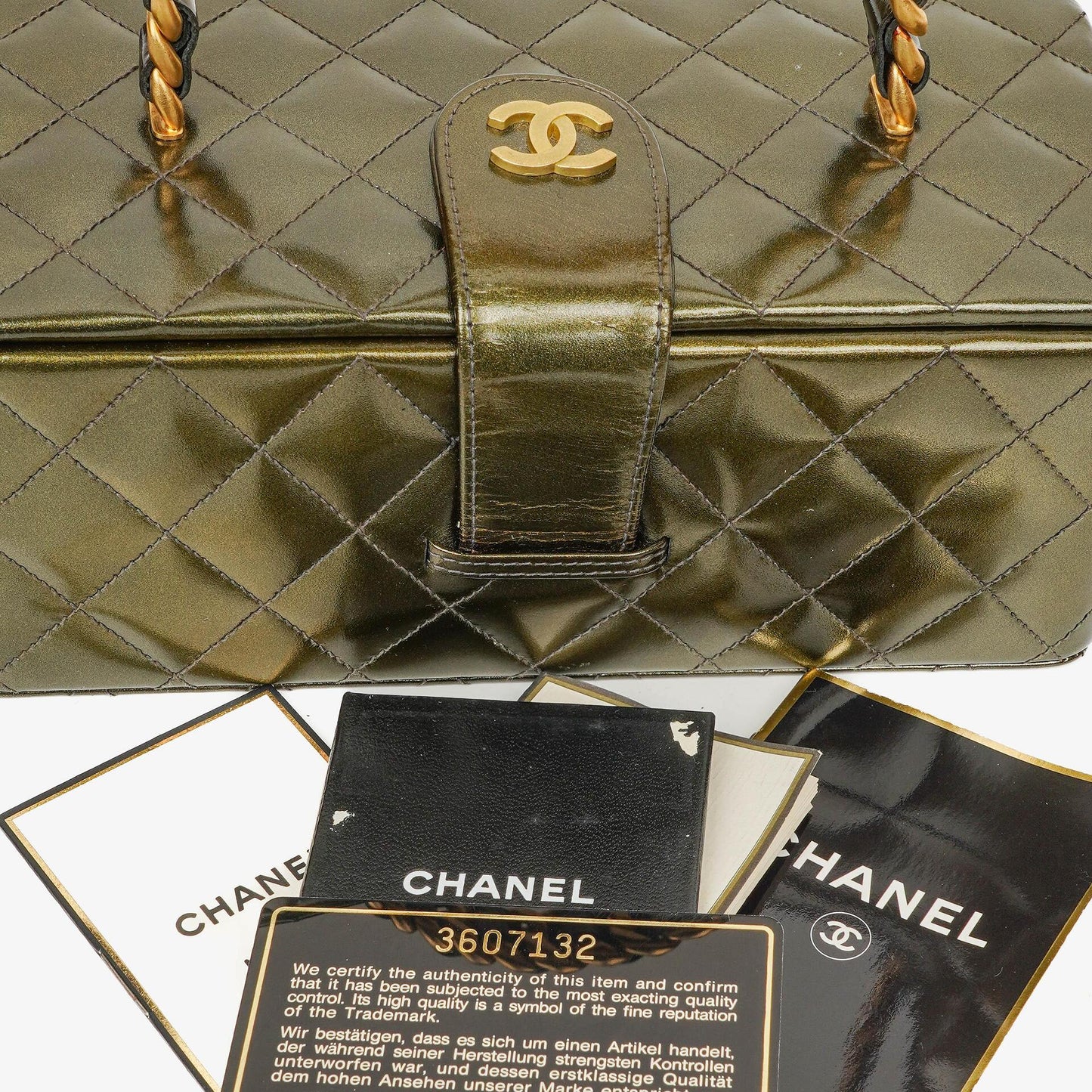 Chanel CC Vanity Case aus olivgrünem schillerndem gestepptem Lackleder