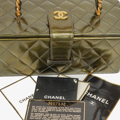 Chanel CC Vanity Case aus olivgrünem schillerndem gestepptem Lackleder
