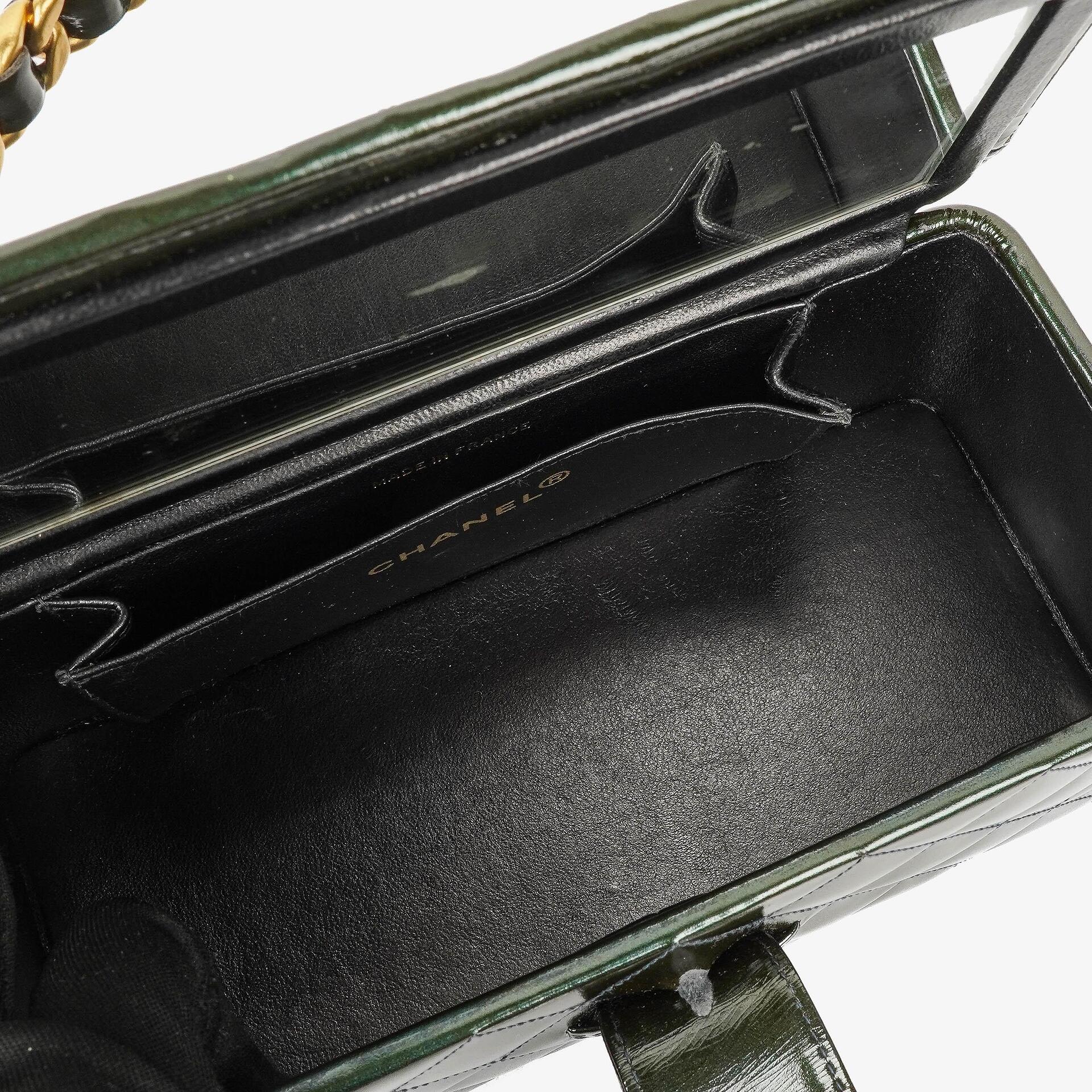 Chanel CC Vanity Case aus gestepptem Lackleder