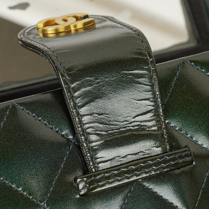 Chanel CC Vanity Case aus gestepptem Lackleder