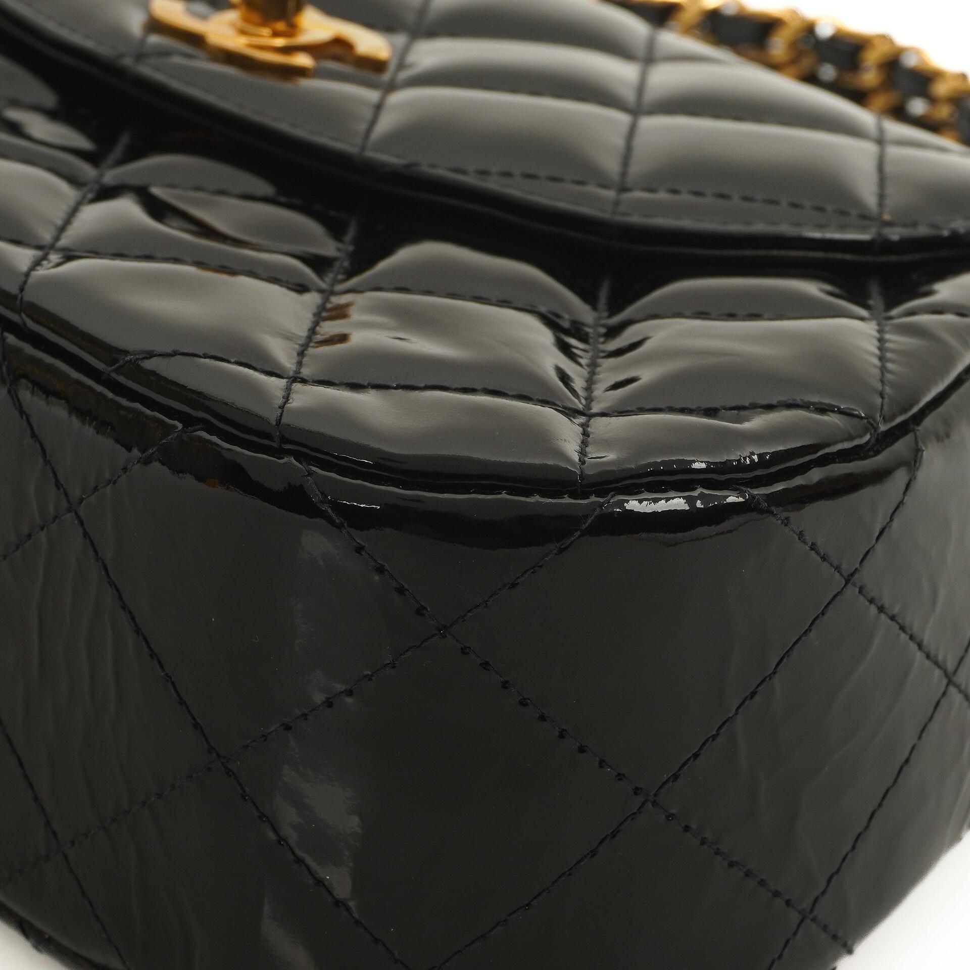 Chanel Ketten-Top-Handle Einzelklappen-Tasche Schwarz gestepptes Lackleder mit 24K goldplattierter Hardware