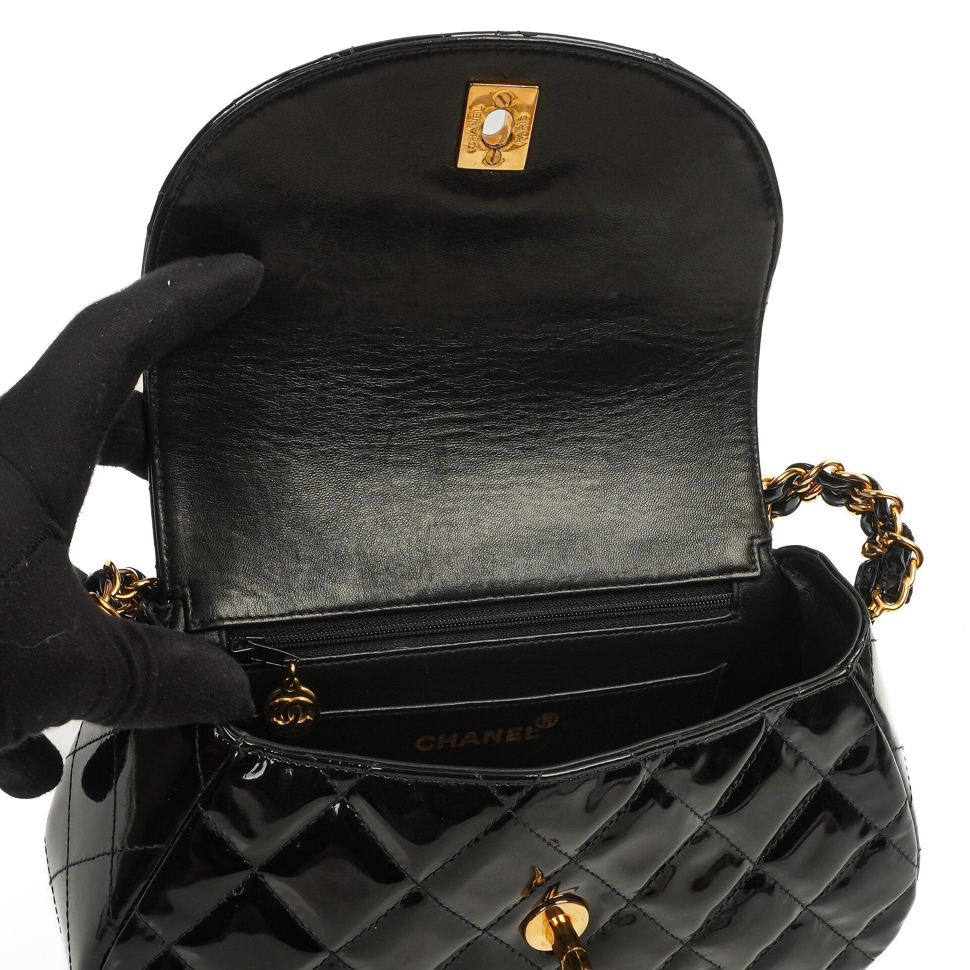 Chanel Ketten-Top-Handle Einzelklappen-Tasche Schwarz gestepptes Lackleder mit 24K goldplattierter Hardware