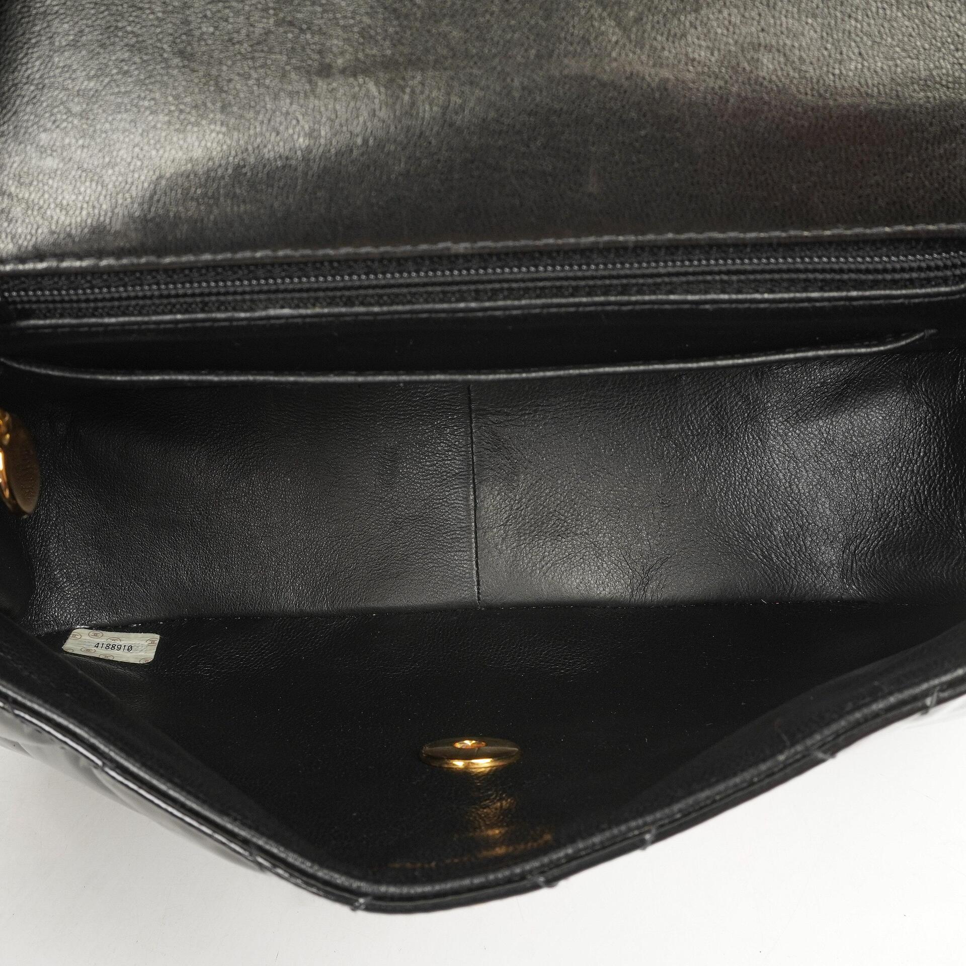 Chanel Ketten-Top-Handle Einzelklappen-Tasche Schwarz gestepptes Lackleder mit 24K goldplattierter Hardware