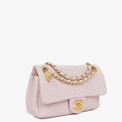Chanel Small Classic Flap Bag aus Chevron-Leder