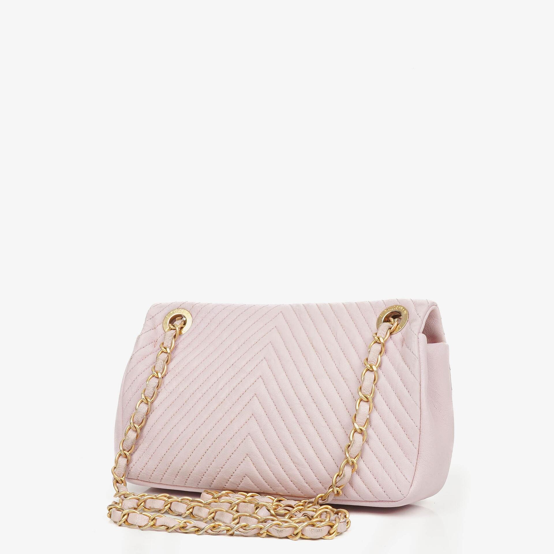 Chanel Small Classic Flap Bag aus Chevron-Leder