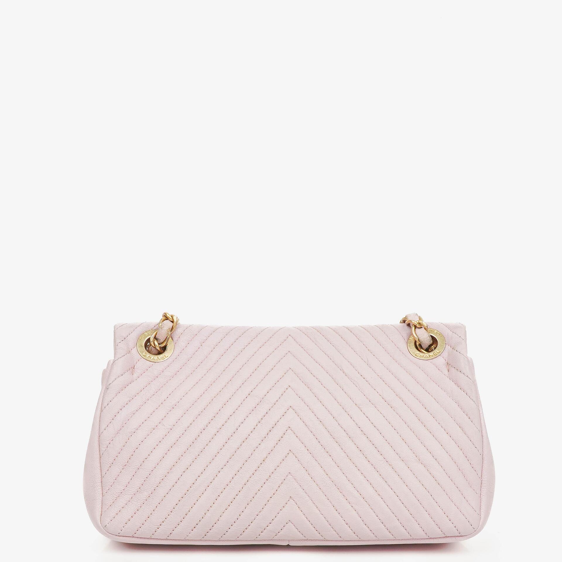Chanel Small Classic Flap Bag aus Chevron-Leder