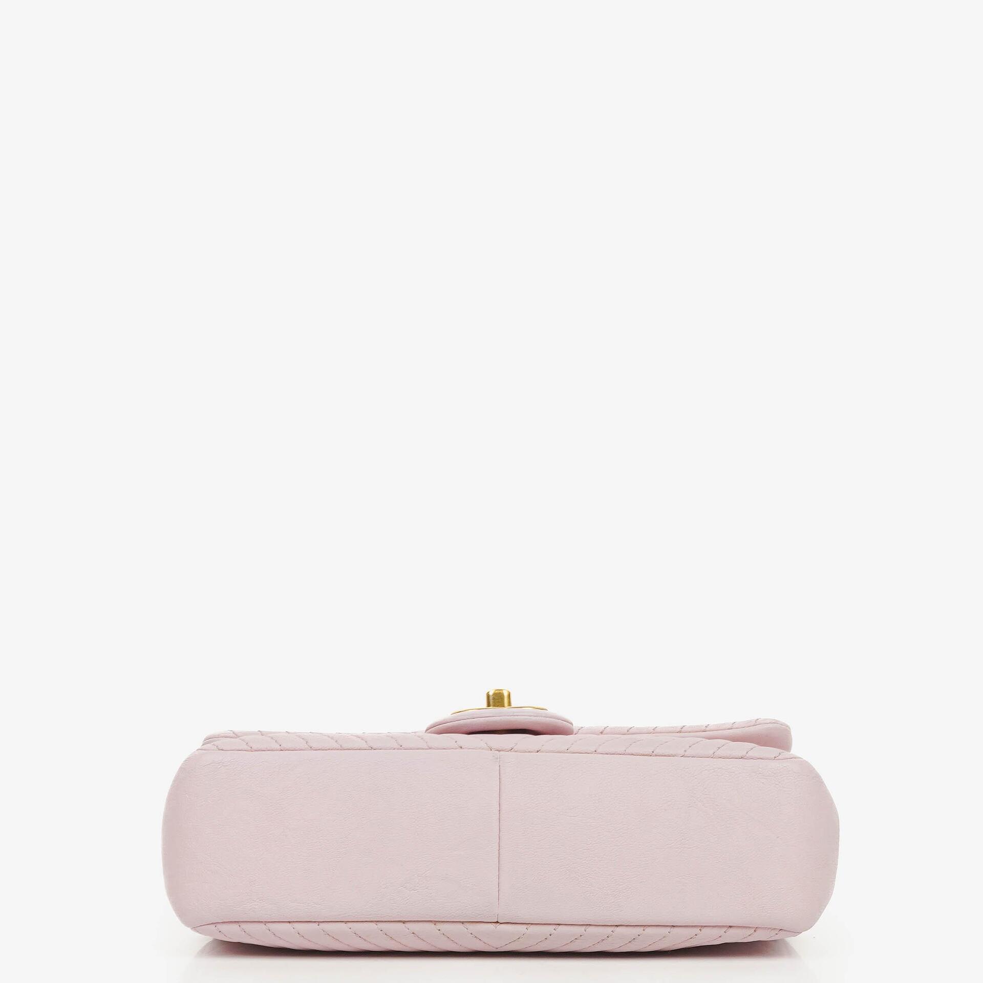 Chanel Small Classic Flap Bag aus Chevron-Leder