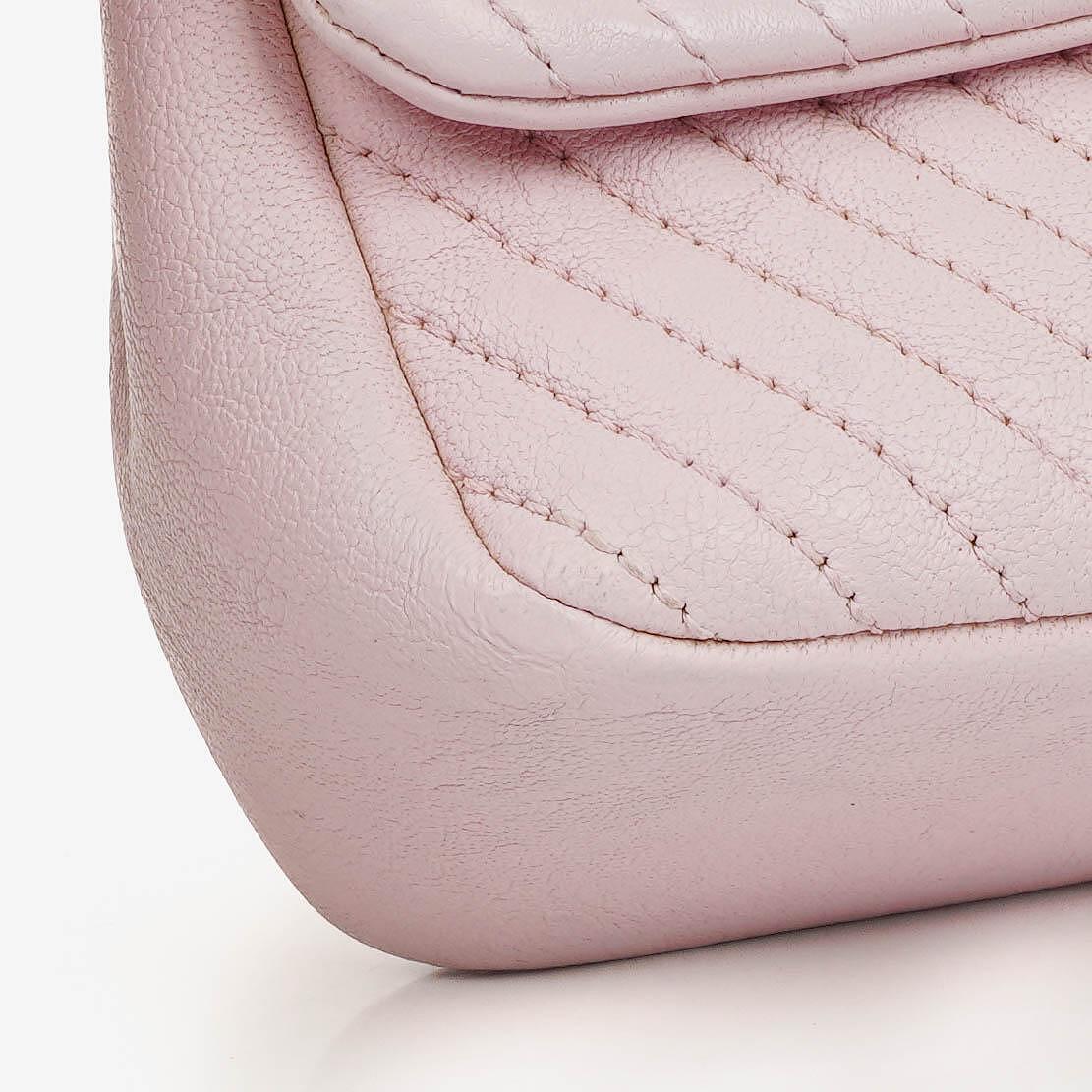 Chanel Small Classic Flap Bag aus Chevron-Leder