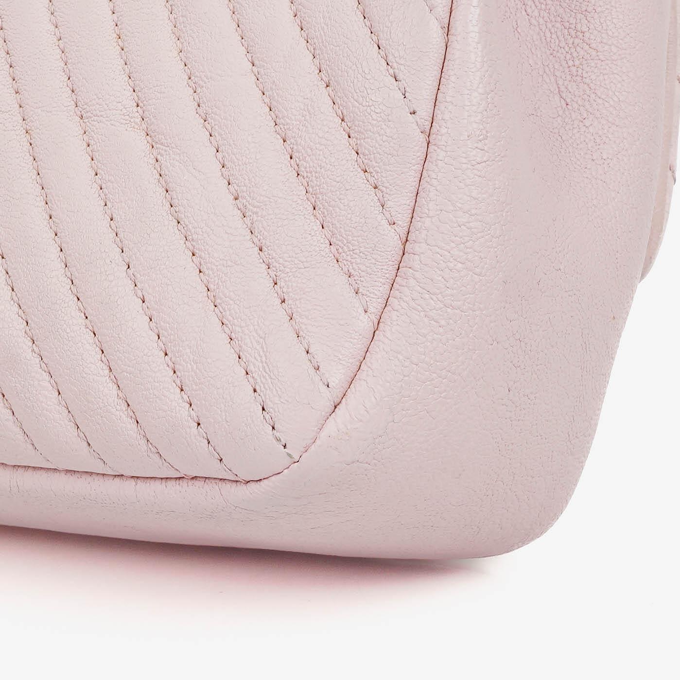 Chanel Small Classic Flap Bag aus Chevron-Leder