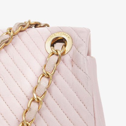 Chanel Small Classic Flap Bag aus Chevron-Leder