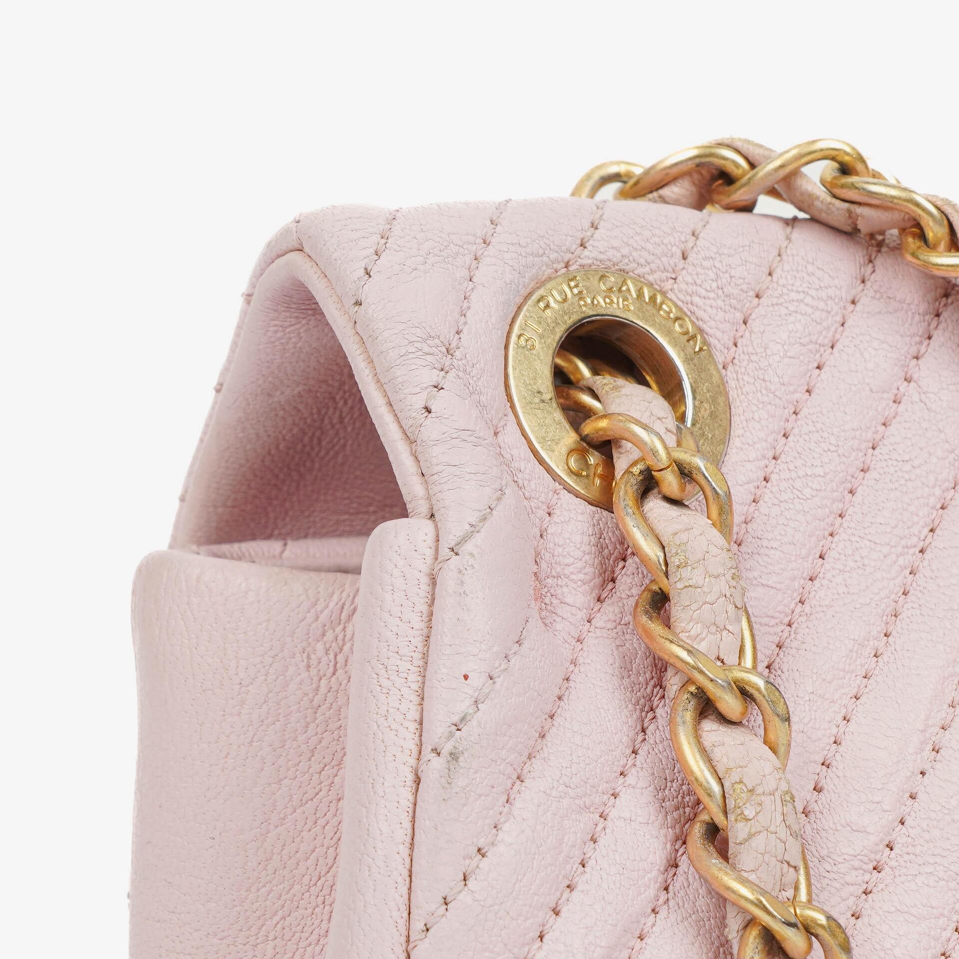 Chanel Small Classic Flap Bag aus Chevron-Leder