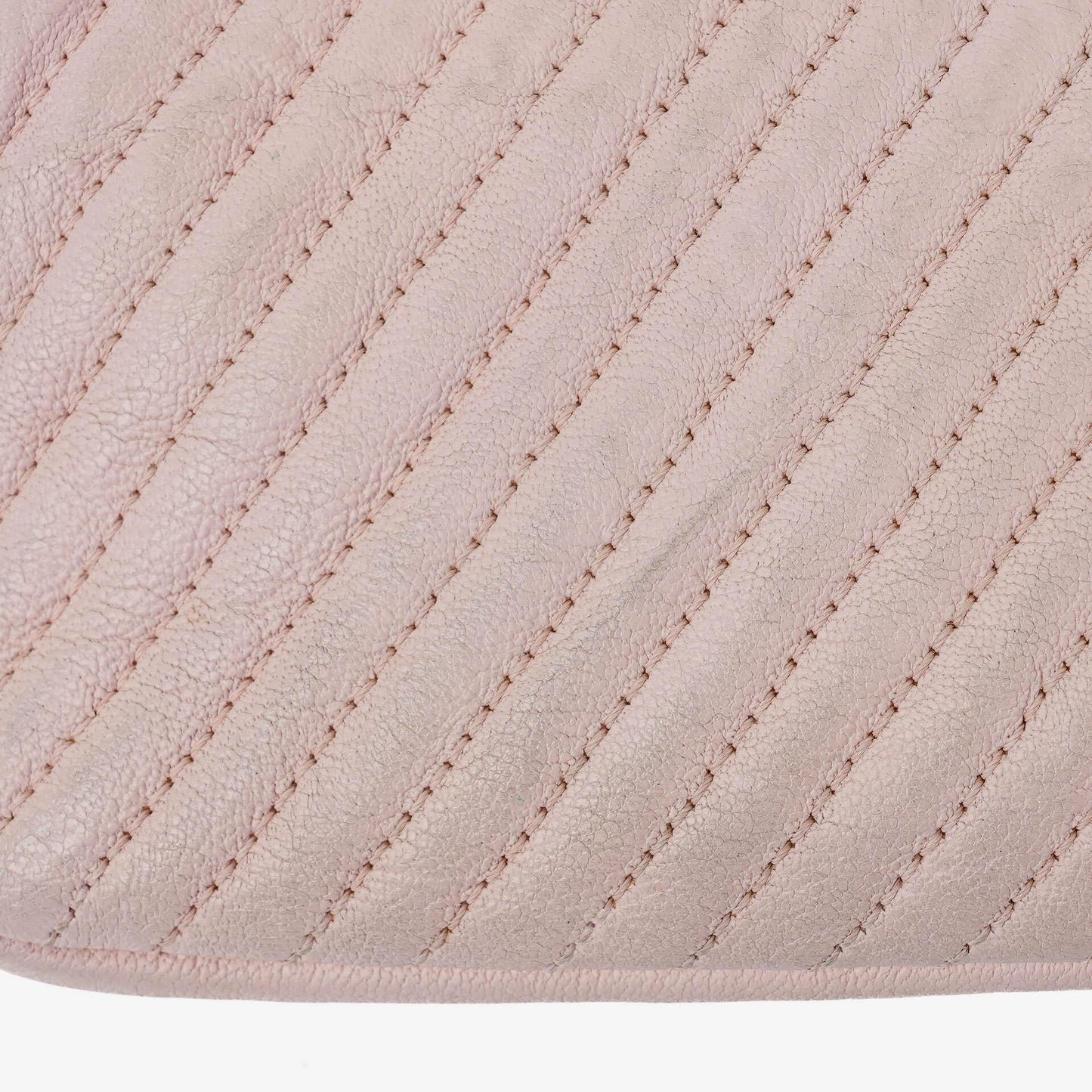 Chanel Small Classic Flap Bag aus Chevron-Leder