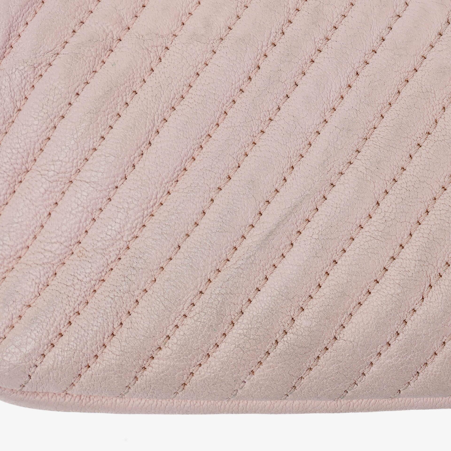 Chanel Small Classic Flap Bag aus Chevron-Leder