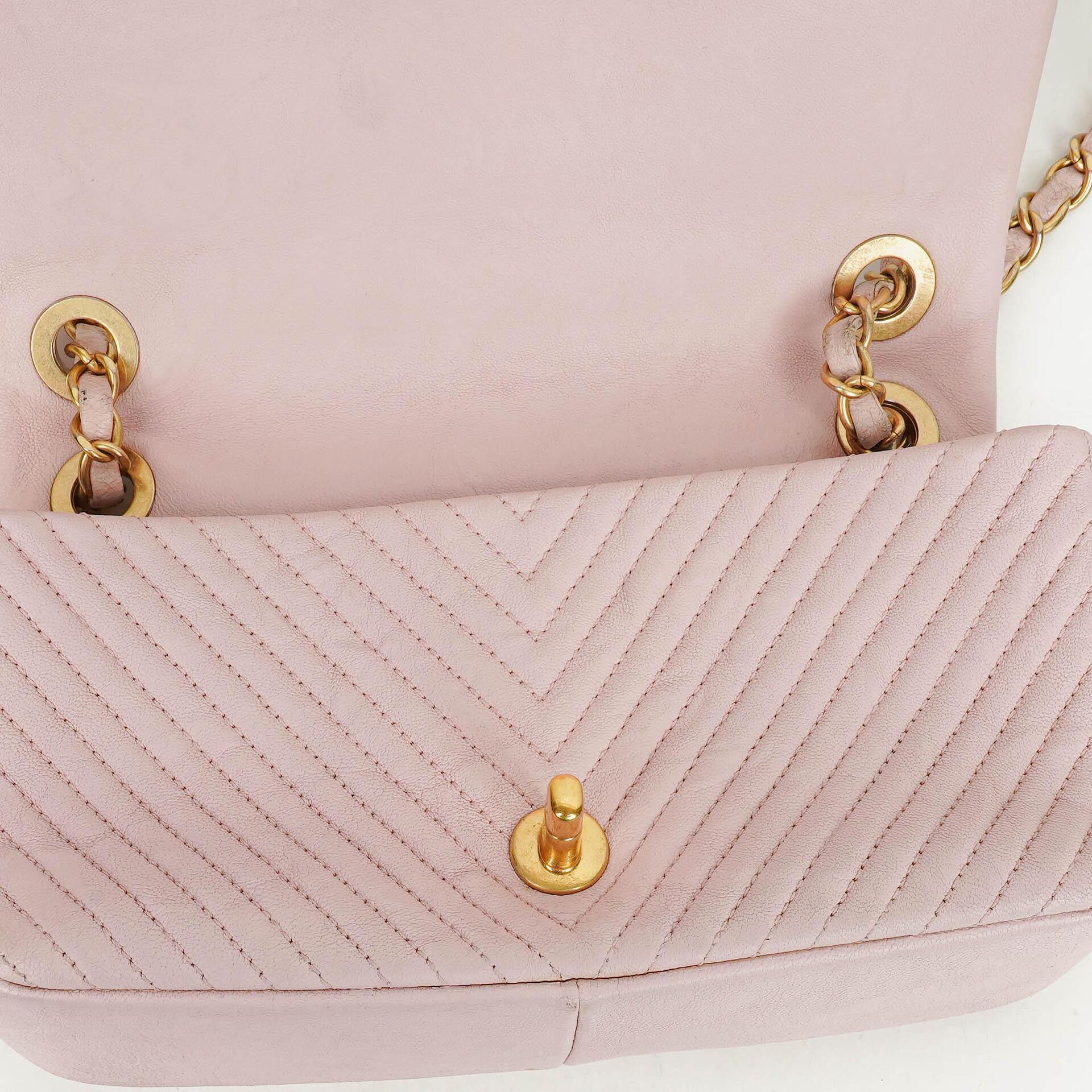 Chanel Small Classic Flap Bag aus Chevron-Leder