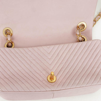 Chanel Small Classic Flap Bag aus Chevron-Leder