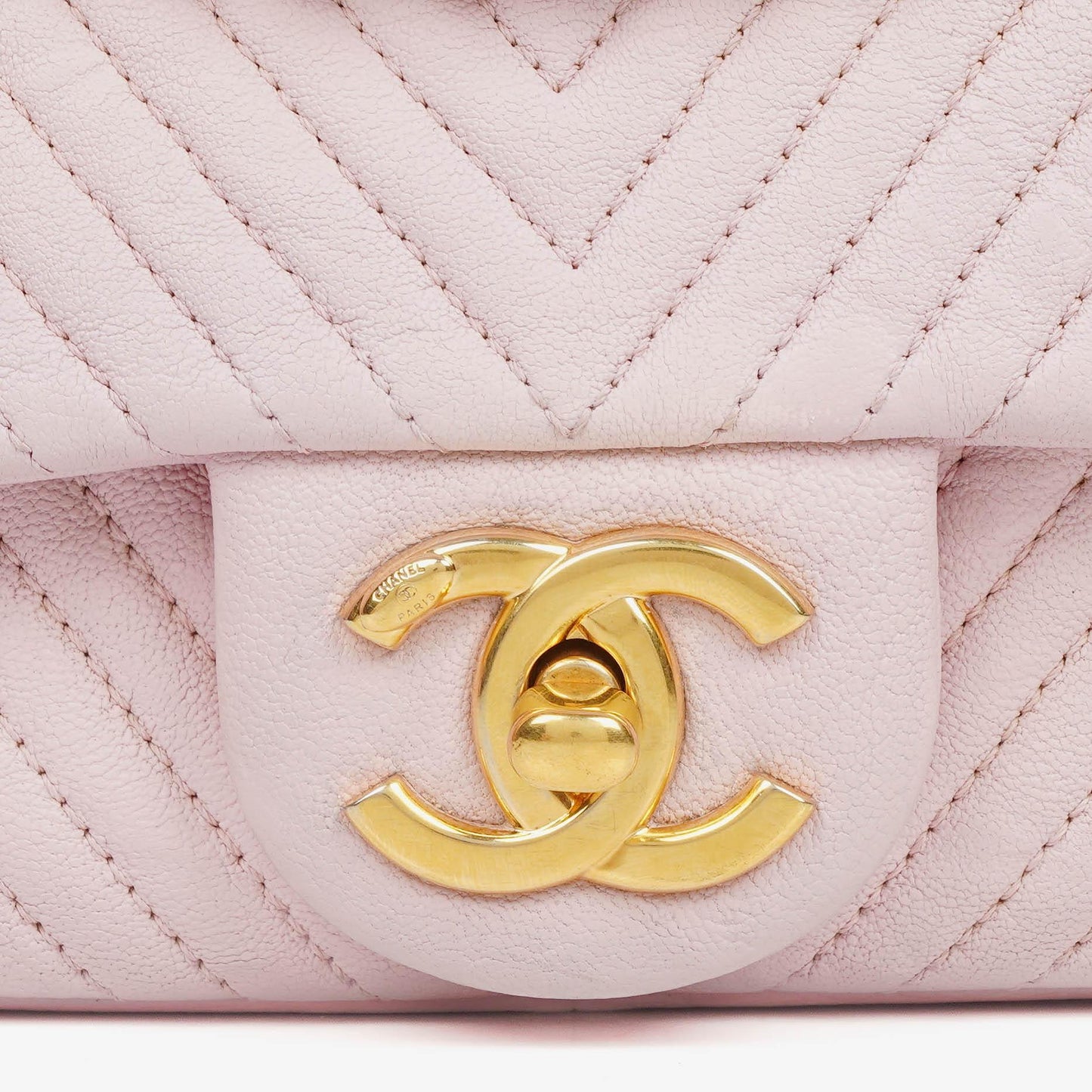 Chanel Small Classic Flap Bag aus Chevron-Leder