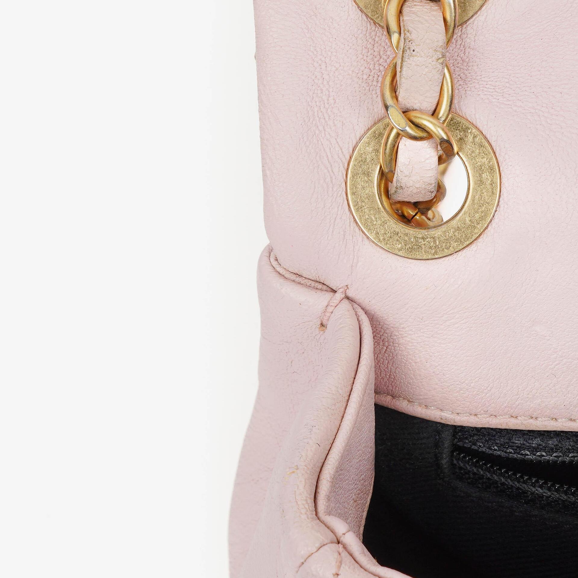 Chanel Small Classic Flap Bag aus Chevron-Leder