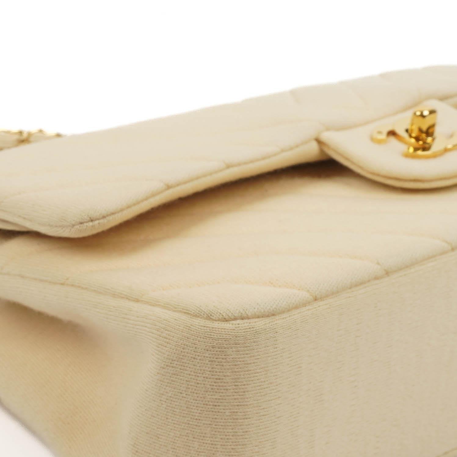 Chanel Chevron Medium Double Flap Tasche aus beigem gestepptem Jersey mit 24K vergoldeter Hardware