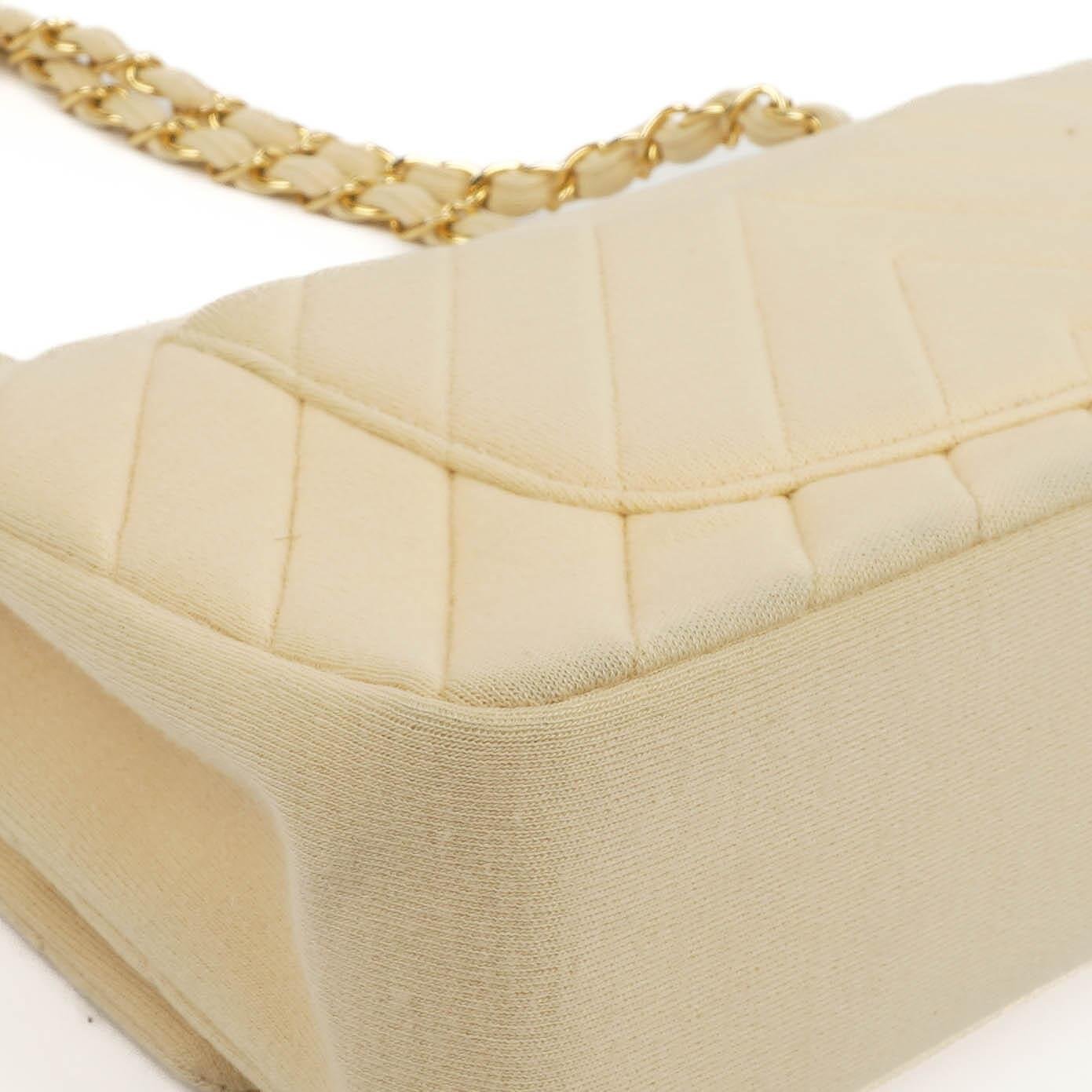 Chanel Chevron Medium Double Flap Tasche aus beigem gestepptem Jersey mit 24K vergoldeter Hardware