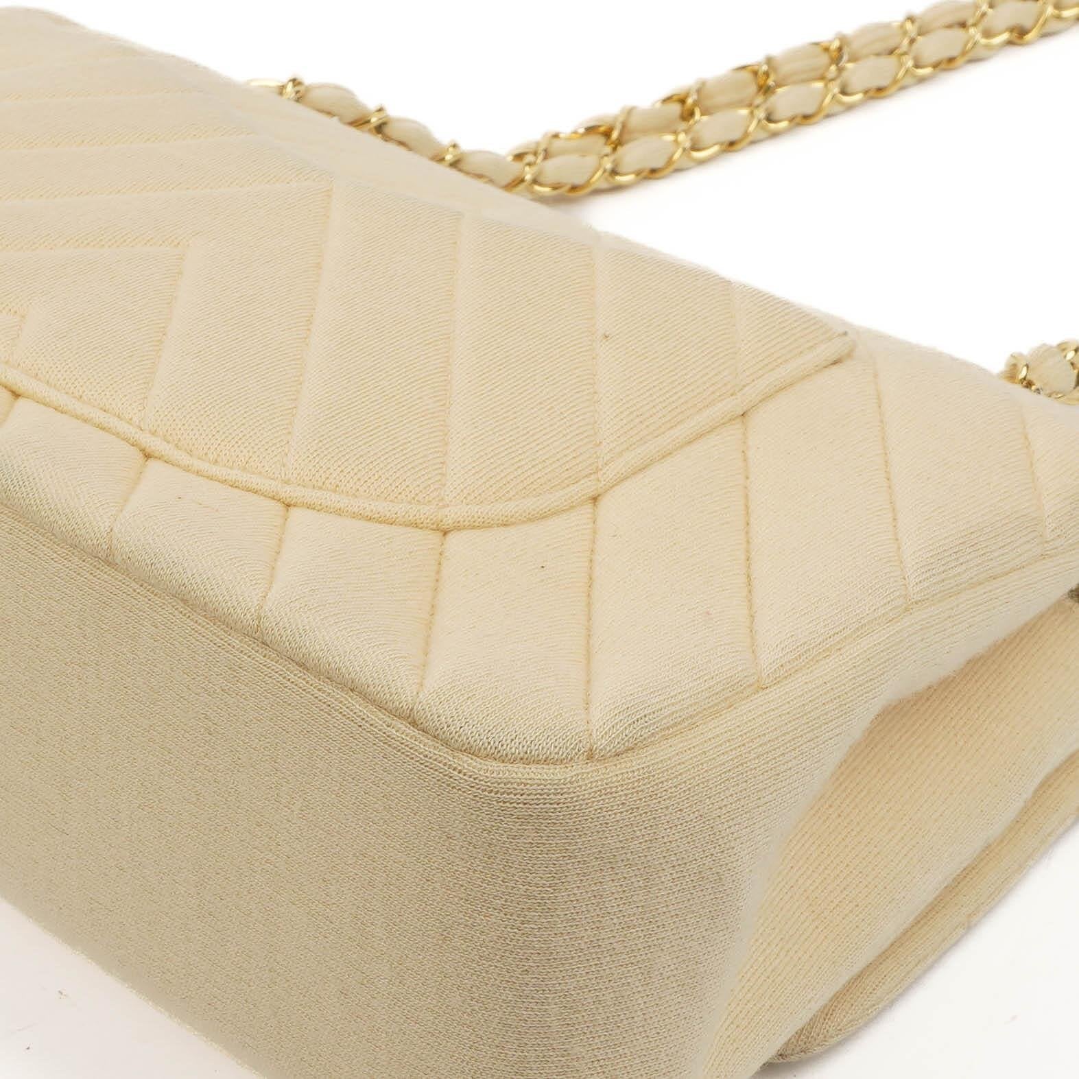 Chanel Chevron Medium Double Flap Tasche aus beigem gestepptem Jersey mit 24K vergoldeter Hardware