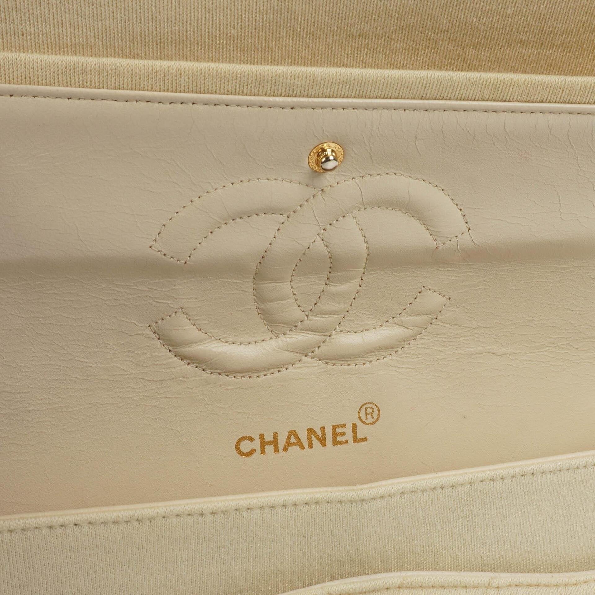 Chanel Chevron Medium Double Flap Tasche aus beigem gestepptem Jersey mit 24K vergoldeter Hardware