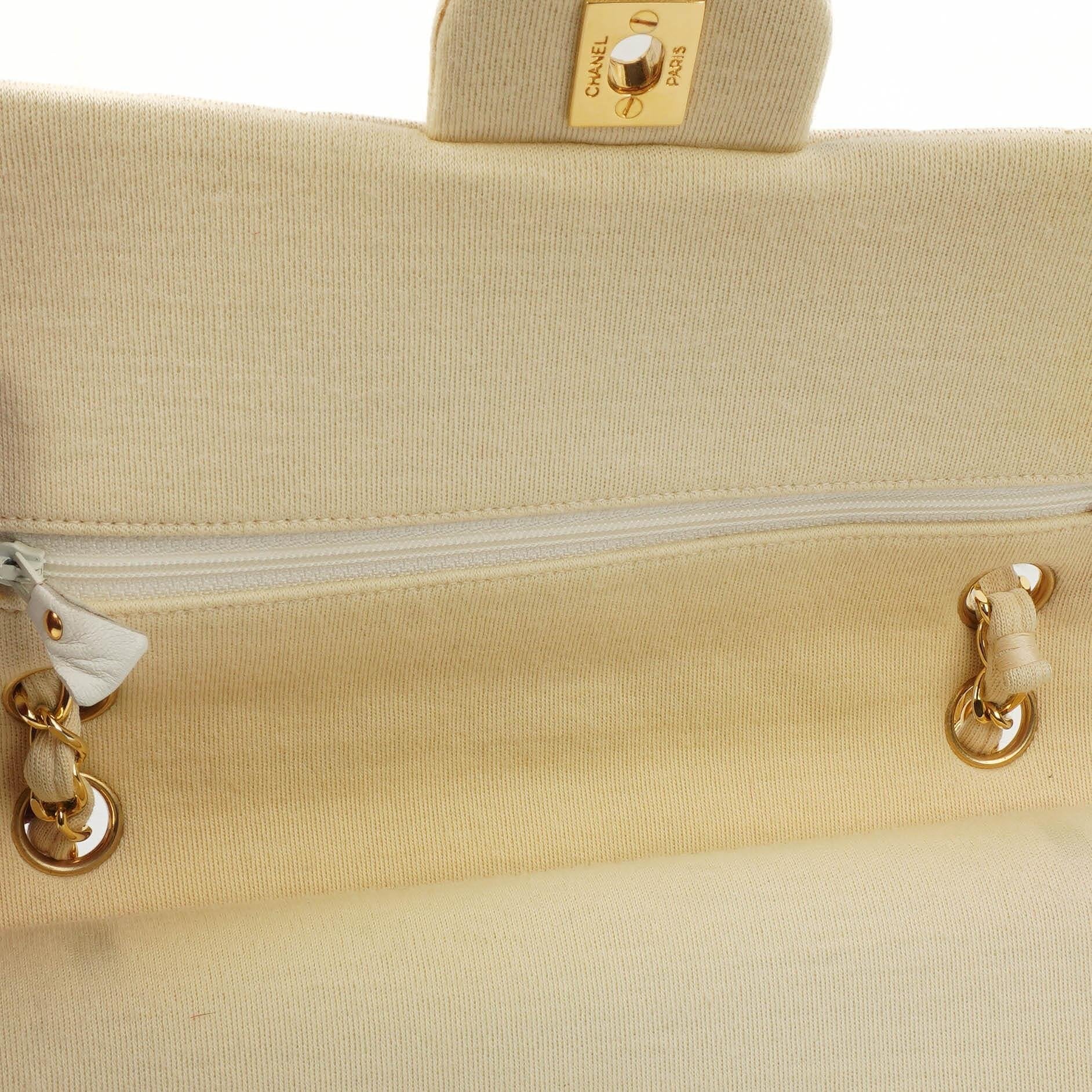 Chanel Chevron Medium Double Flap Tasche aus beigem gestepptem Jersey mit 24K vergoldeter Hardware