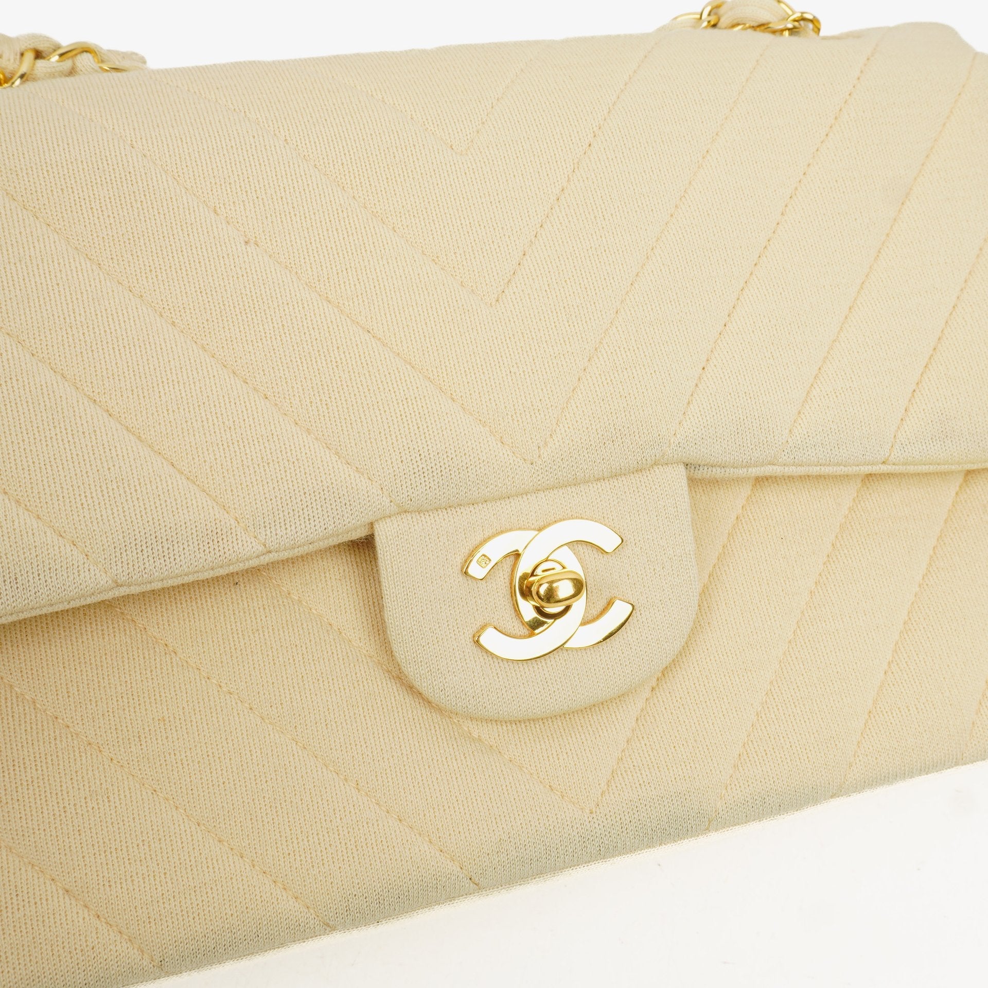 Chanel Chevron Medium Double Flap Tasche aus beigem gestepptem Jersey mit 24K vergoldeter Hardware