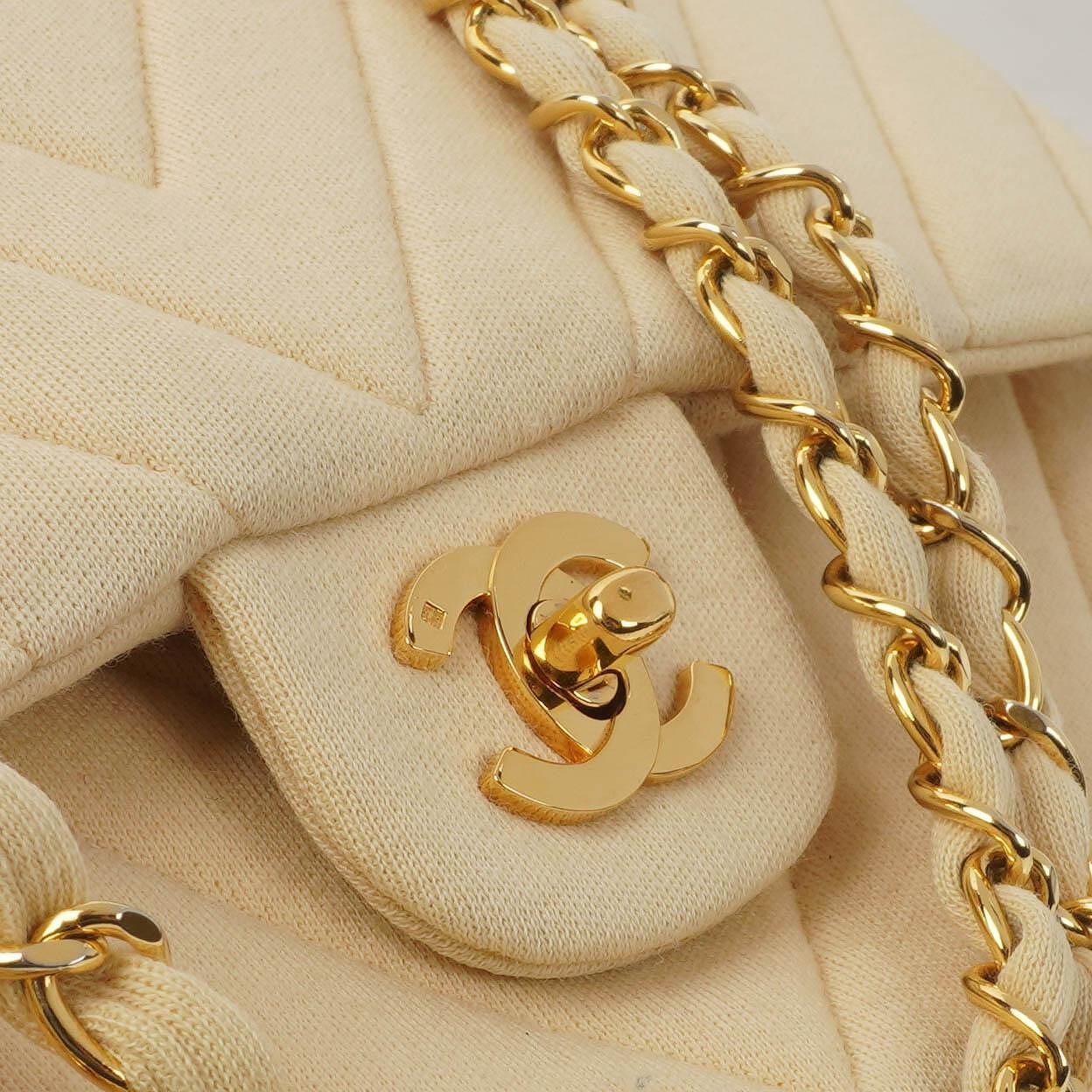 Chanel Chevron Medium Double Flap Tasche aus beigem gestepptem Jersey mit 24K vergoldeter Hardware