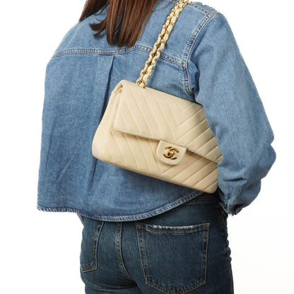 Chanel Chevron Medium Double Flap Tasche aus beigem gestepptem Jersey mit 24K vergoldeter Hardware