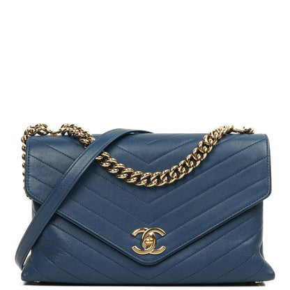 Chanel Chevron Gesteppt Große Umschlagtasche Blau Kalbsleder Goldfarbene Beschläge, 2018-2019